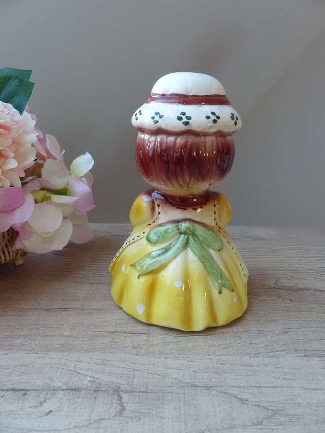 Dévidoir à ficelle vintage en céramique – Grand-mère au chapeau – Déco originale pour cuisine ou bureau – support pour ficelle et ciseaux