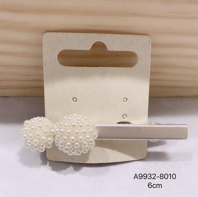 Pince à cheveux boutonnière de perle 