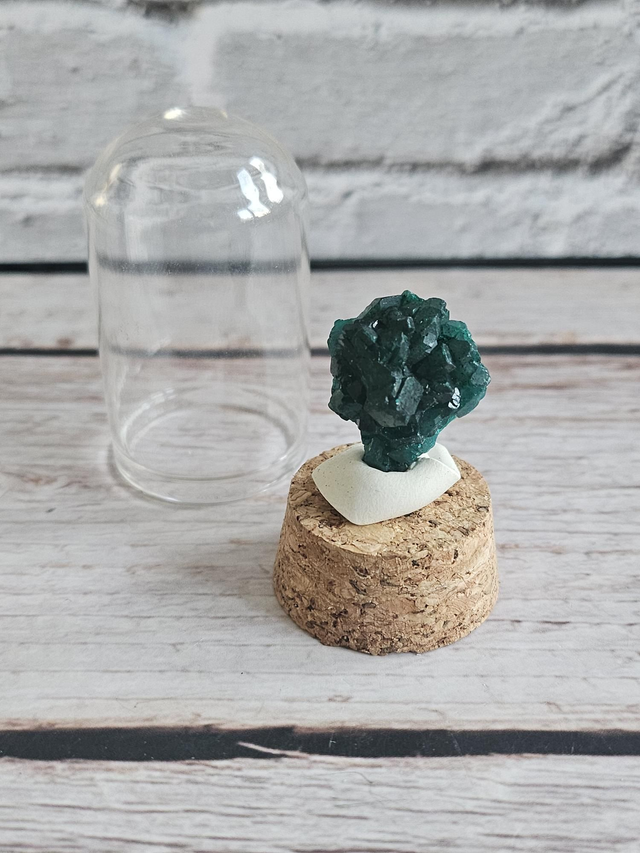 Dioptase du Congo – 5,5 g (avec socle dôme)