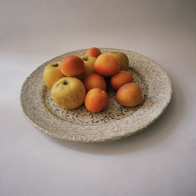 Plat de décoration recouvert de papier mâché gris marbré beige