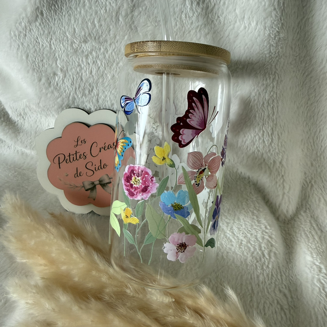 Verre fleuri papillon