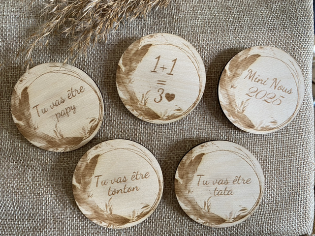 Magnet personnalisé en bois pour annoncer une grossesse
