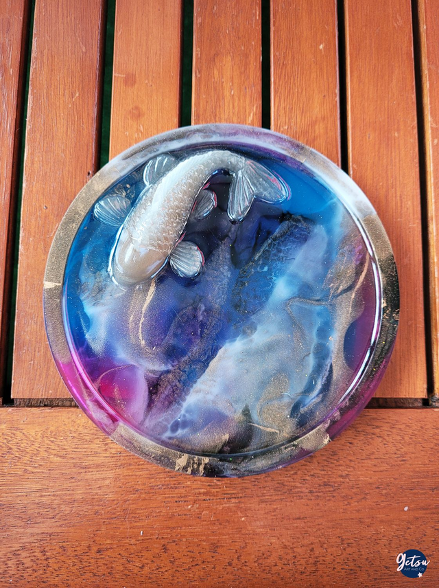 Petit vide-poche/porte-savon carpe koi grise, fond coloré et doré