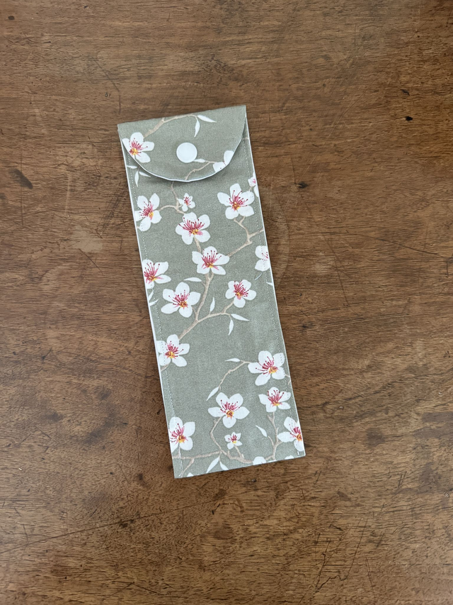 Étui à brosse à dents / ou à couverts
