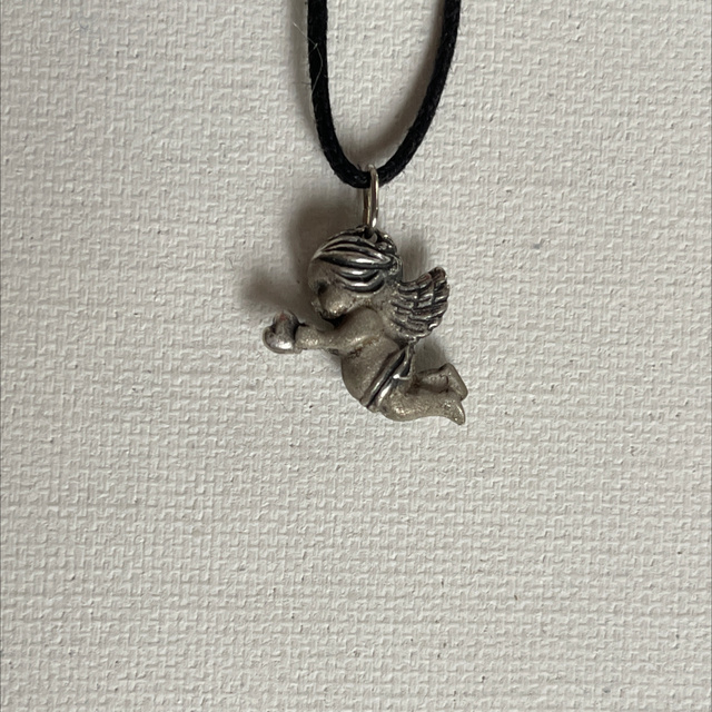  Engel / Amor mit Herz in der Hand Silber/Emaille