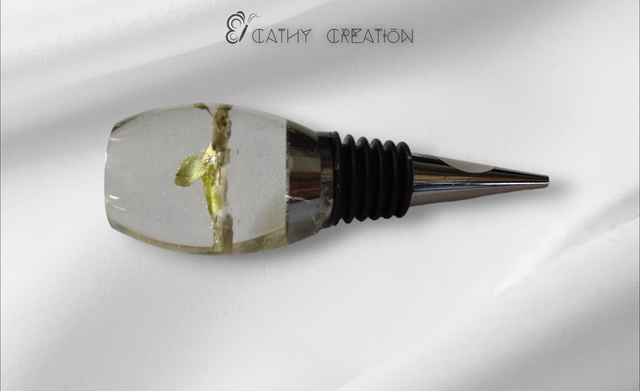 Bouchon de bouteille transparent avec inclusion de fleurs 