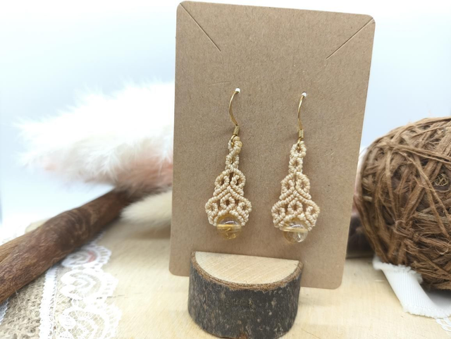 Boucles d'oreilles discrètes jaune en micro macramé avec perles flottantes