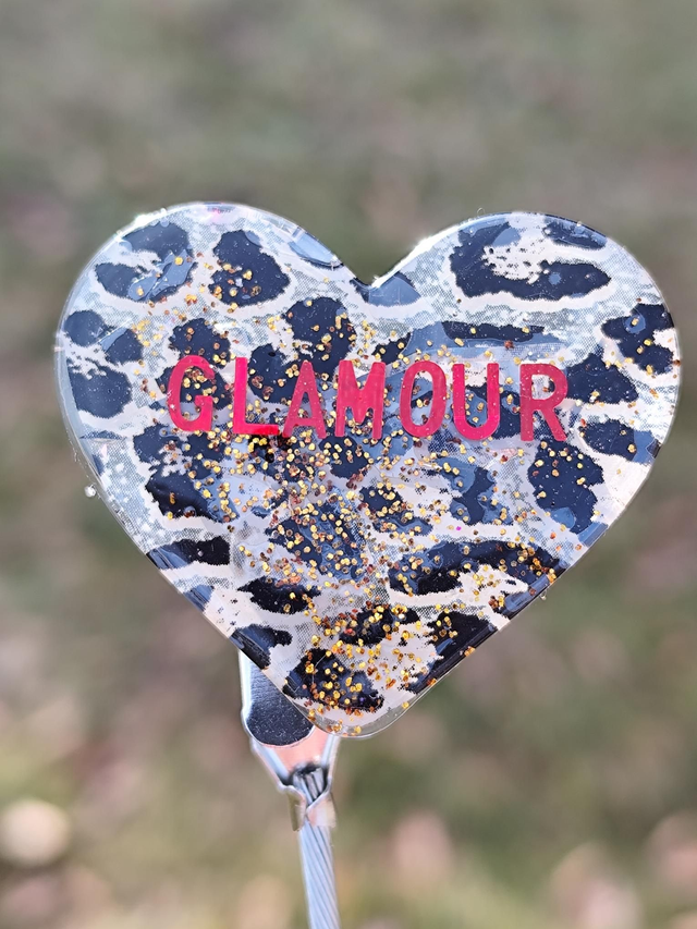 Broche Glamour – broche en résine pailletée en fond léopard, pièce unique