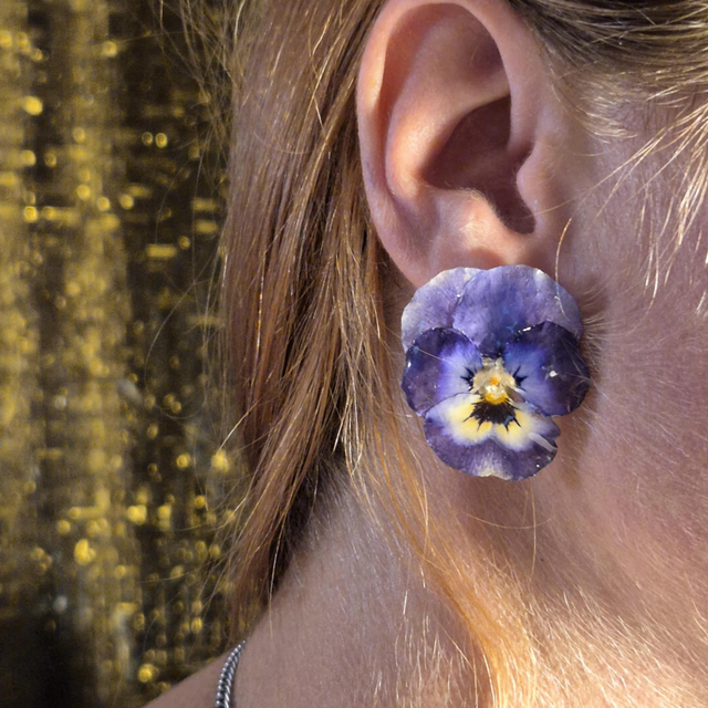 Boucles d’oreilles Pensées – Bijoux floraux faits main en résine brillante