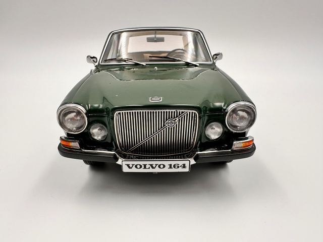 Volvo 164 år 1970 - grön - Scale 1:18 Diecast modell 