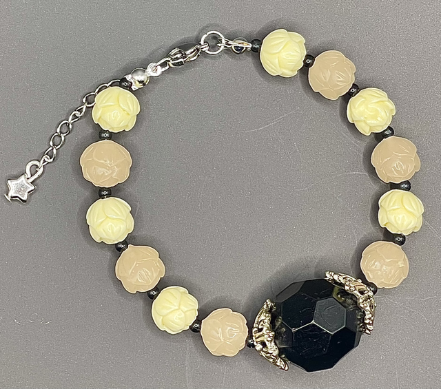 B126 - Bracelet perle résine écrue et saumon