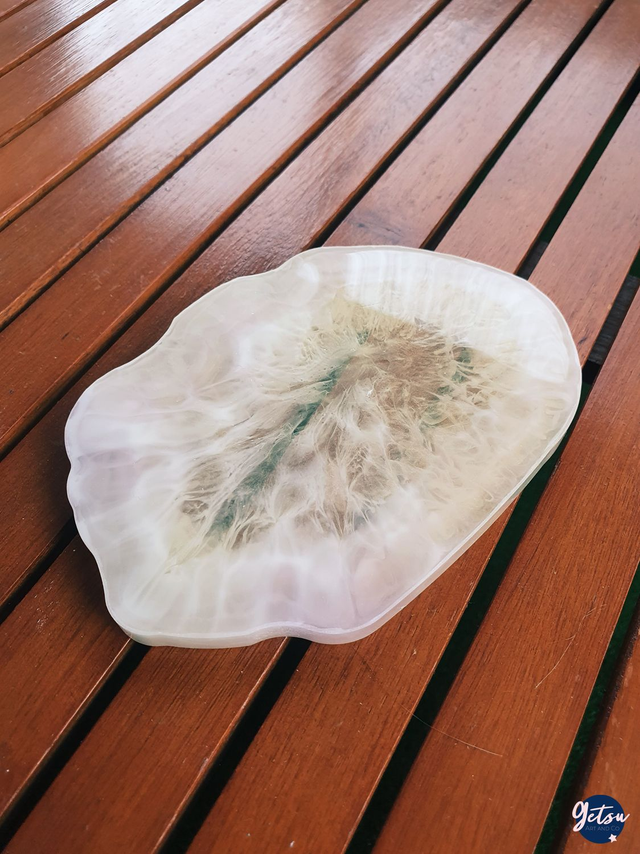 Sous-verre en résine inspiration tranche d&#039;agate, blanc et ovale