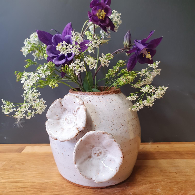 Speckled vase with 3d flowers 