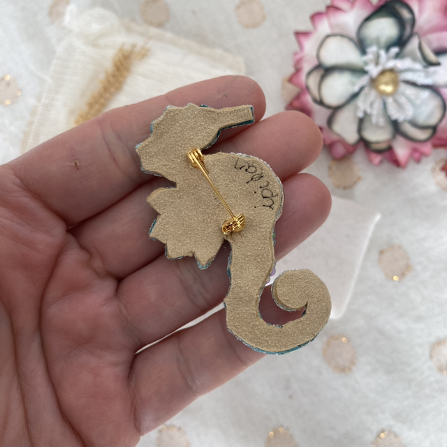 Broche brodée hippocampe bleu