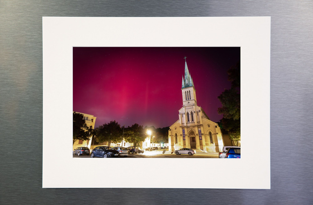 Photo d&#039;aurore boréale derrière l&#039;église de Fontaines sur Saône