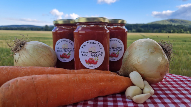 Tomato &amp; Basil Passata (330g)