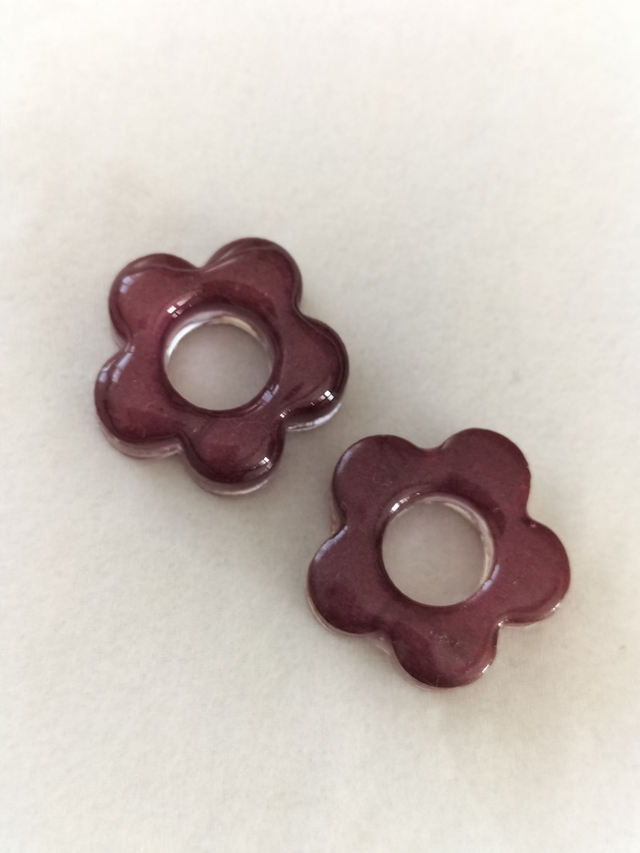 Créoles et pampilles fleurs unies bordeaux irisées