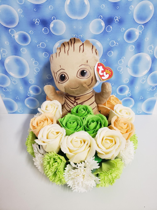 Création fleurs de savon et peluche groot