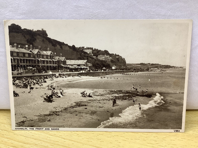 Shanklin, The Front and Sands, Isle of Wight vintage Photochrom Co. Ltd Postcard. Our Ref No. R788 £2.35