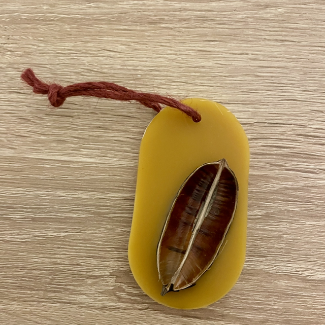 Suspension pour armoires en cire d’abeille