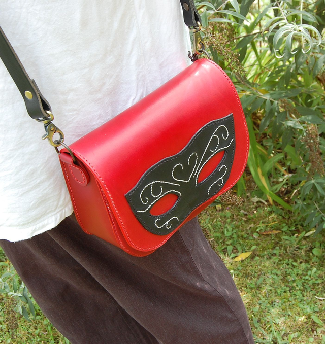 Sac en cuir rouge motif masque vénitien
