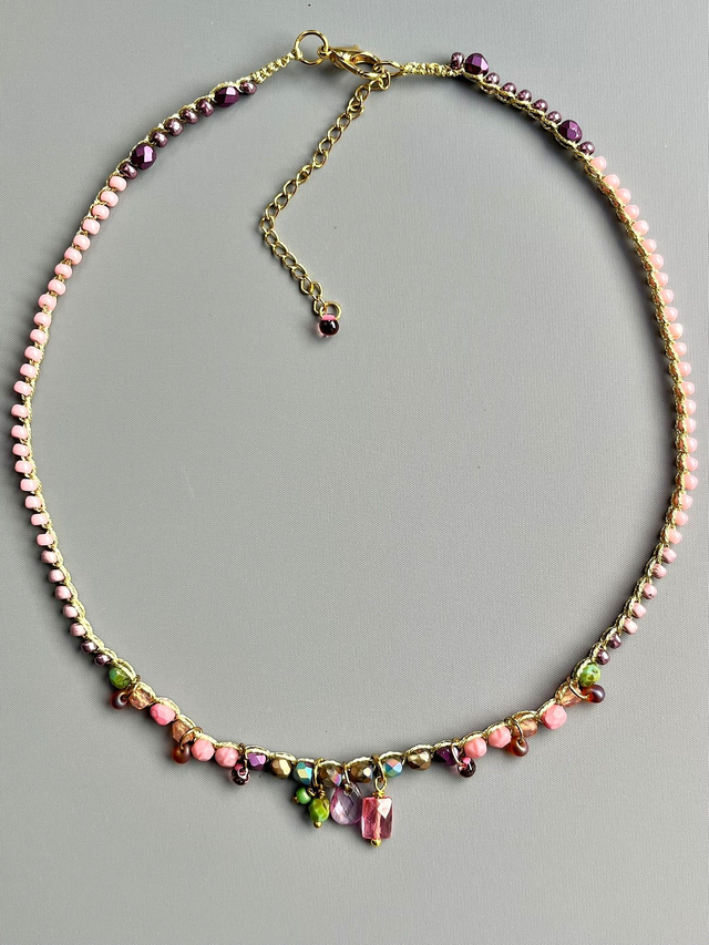Collier en crochet rose à breloques multicolores et tourmaline