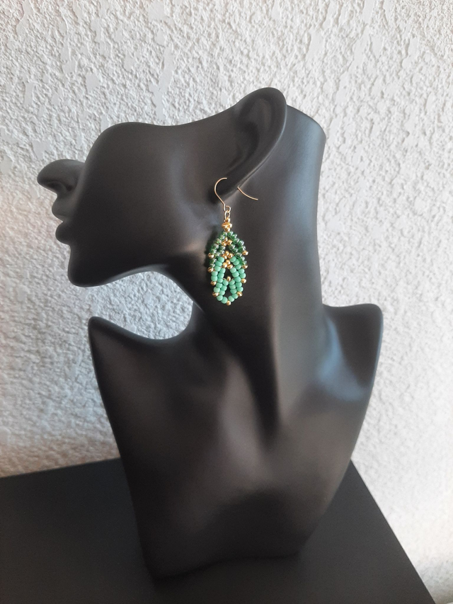 Boucle d&#039;oreilles feuille vert- nuance  en perle rocaille  incrustés de perles cristal boucle en acier inoxydable doré		