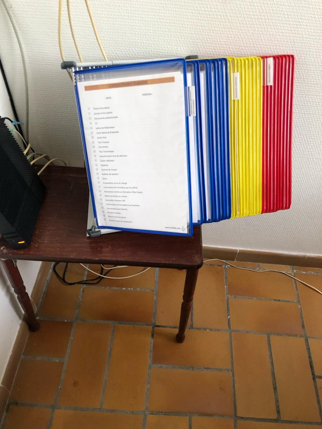 Porte documents plastiques transparentes suspendu