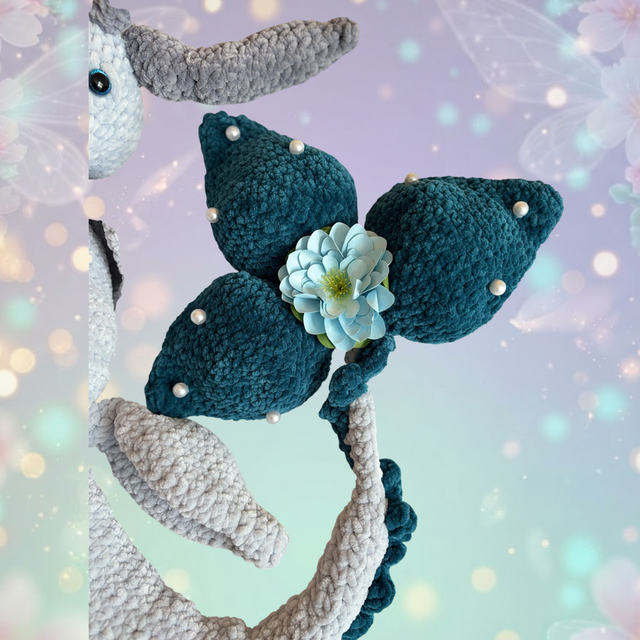 Peluche dragon crochet gris-bleu et ailes fleur perlées – fait main | Nezuka&Cie