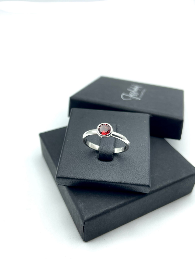 Bague classique grenat du Mozambique