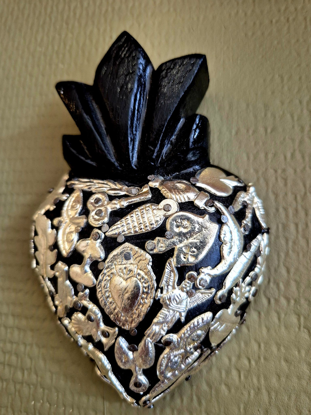 Ex-voto cœur sacré en bois – Fait main à Oaxaca