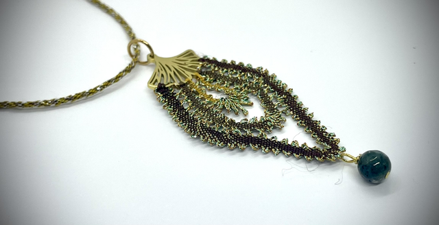 Pendentif ovale brun nuancé