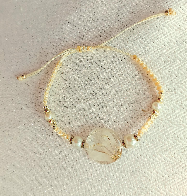 Bracelet "Mixity Chryssi" micro macramé perlé écru &amp; Pétales de Chrysanthème