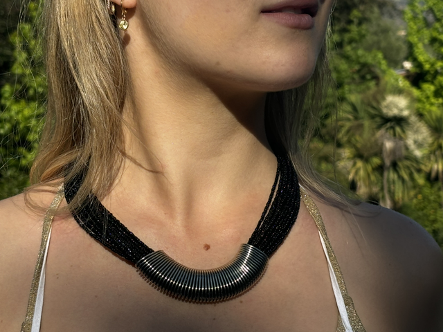 Collar tubo mostacilla múltiple negro