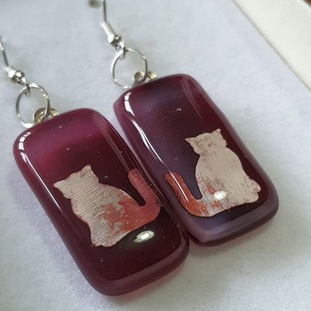 Cranberry pink cat glass dangly earrings e76
