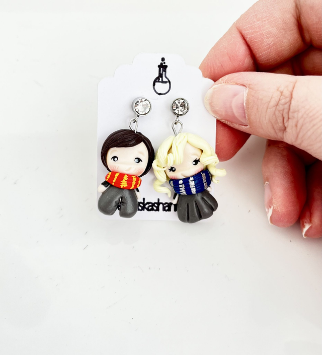 Orecchini a lobo pendenti fan art in stile chibi con strass bianchi e perni in acciaio inossidabile