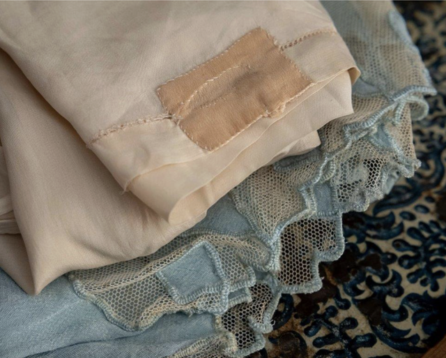 Titre de l'oeuvre - Le lexique de la couturière   |  Artiste - Brigitte Manoukian (Moyen Format) 