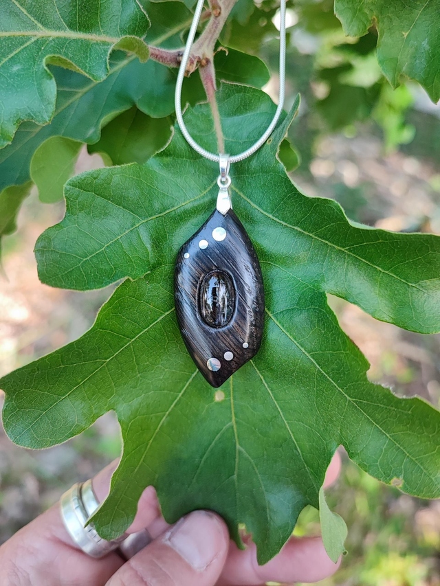 Pendentif en Bois de Chêne des Marais, Scapolite et Argent