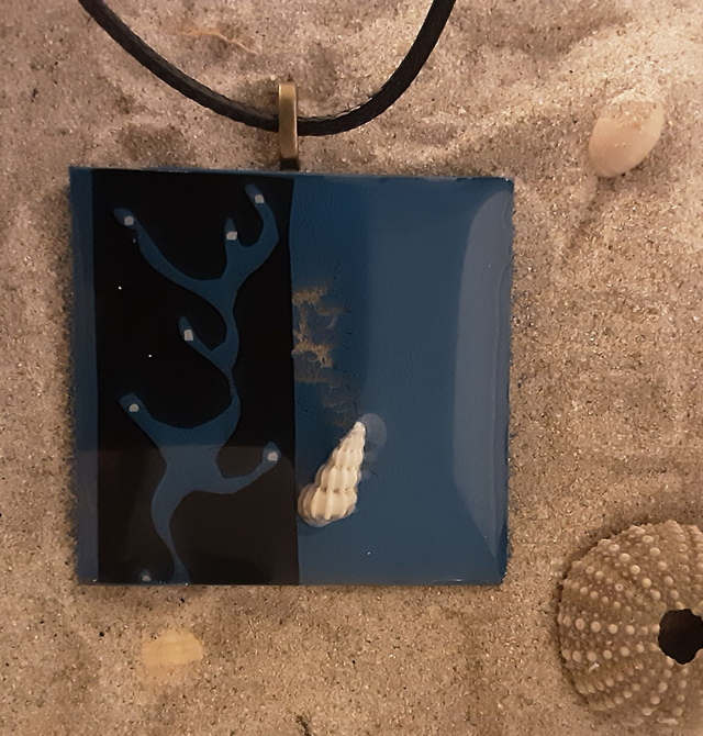 Pendentif grand carré collection Maritime résine bleu drapeau motif algue noire