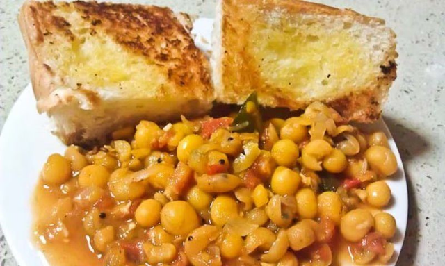 Usal Pav – Spicy Maharashtrian White Peas Curry with Bread Rolls