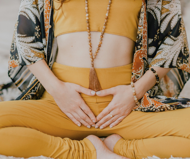 Női jóga videókurzus Sacred Feminine olajjal