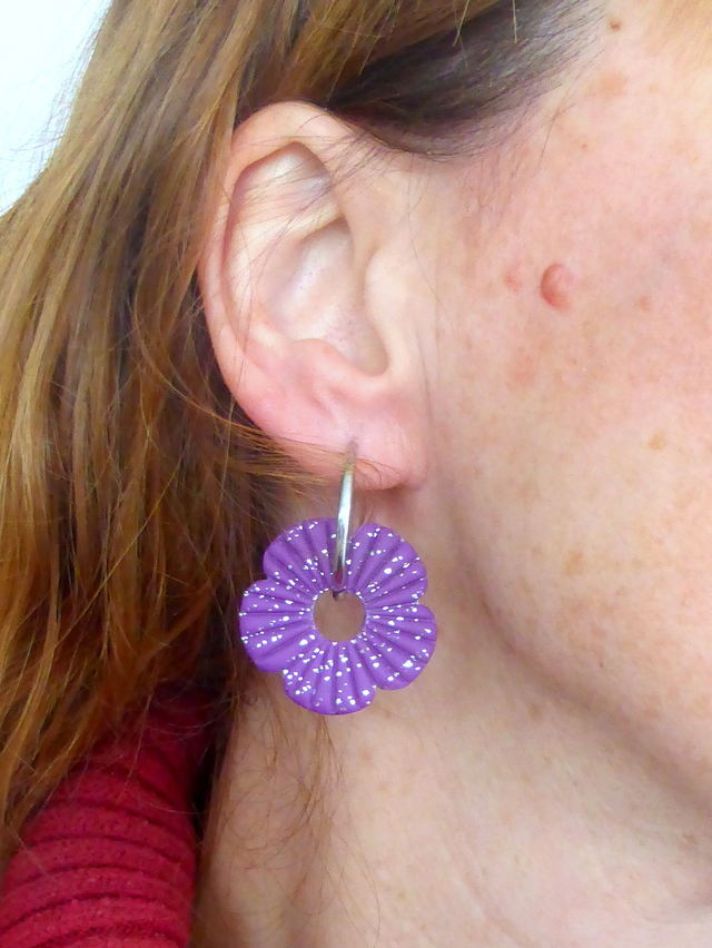 Perles fleurs pailletées violettes - Mix &amp; Boucles