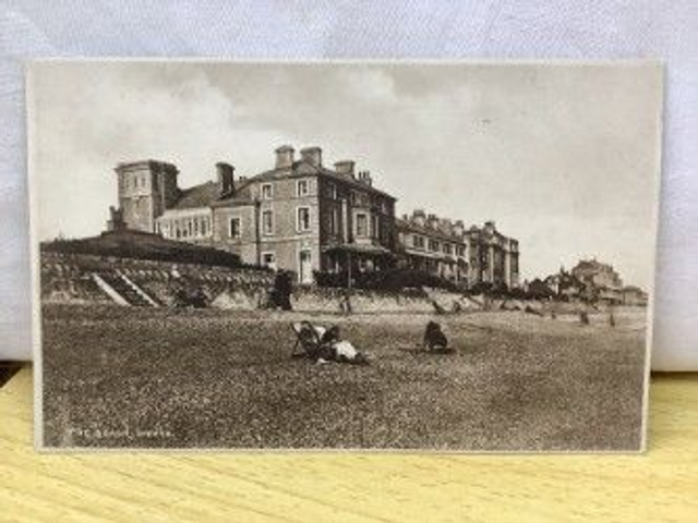 Hythe, The Beach, Kent, vintage unbranded postcard.  Our Ref No R390 £2.50