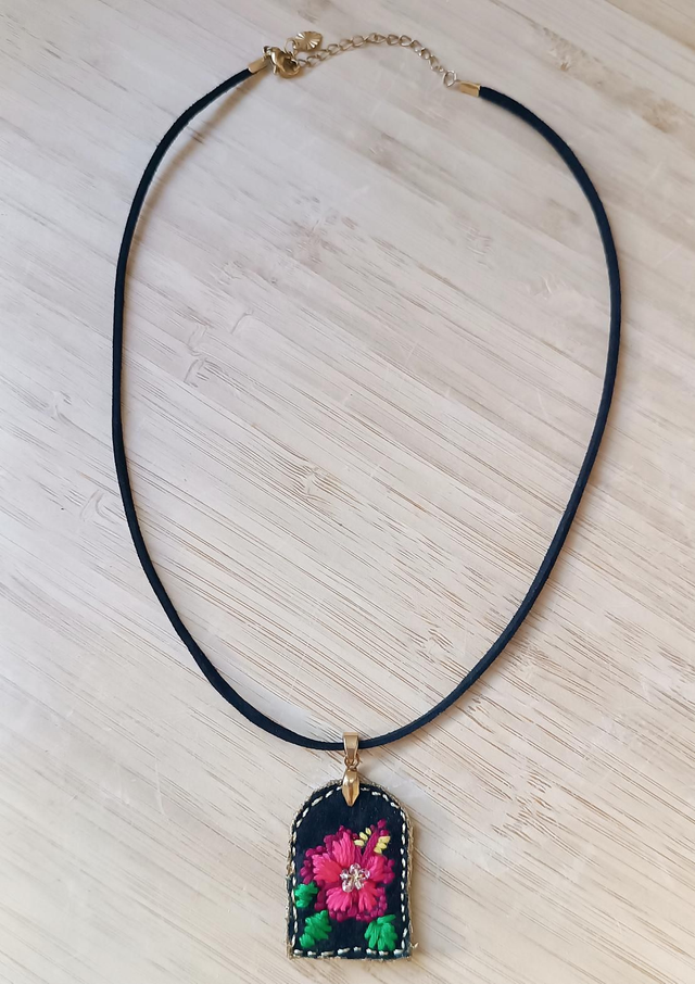 Collier broderie hibiscus 