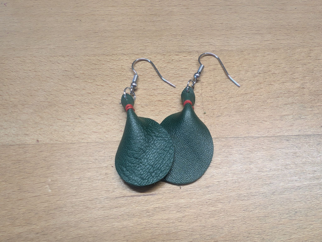 Boucles d&#039;oreille en cuir.
