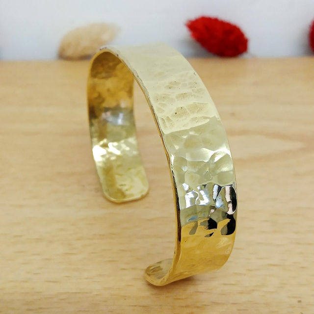 Bracelet en laiton martelé large - bienfaisant et élégant