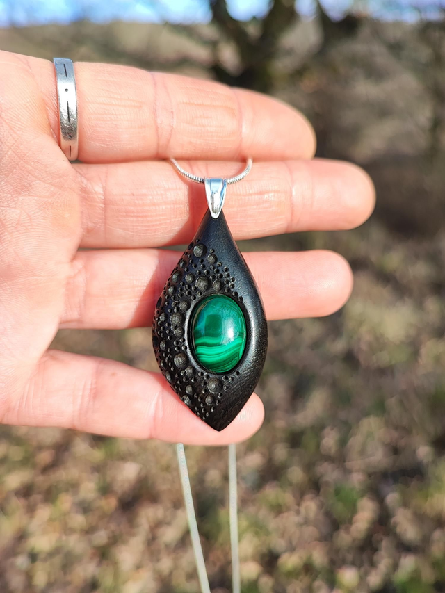 Pendentif en Bois d'Ébène du Gabon, Malachite et Argent