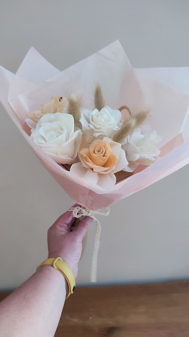 Bouquet de roses en bois de sola - fait main en France