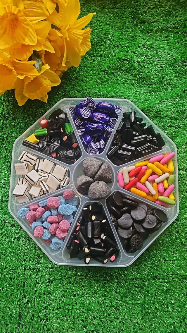 Liquorice luxury platter round