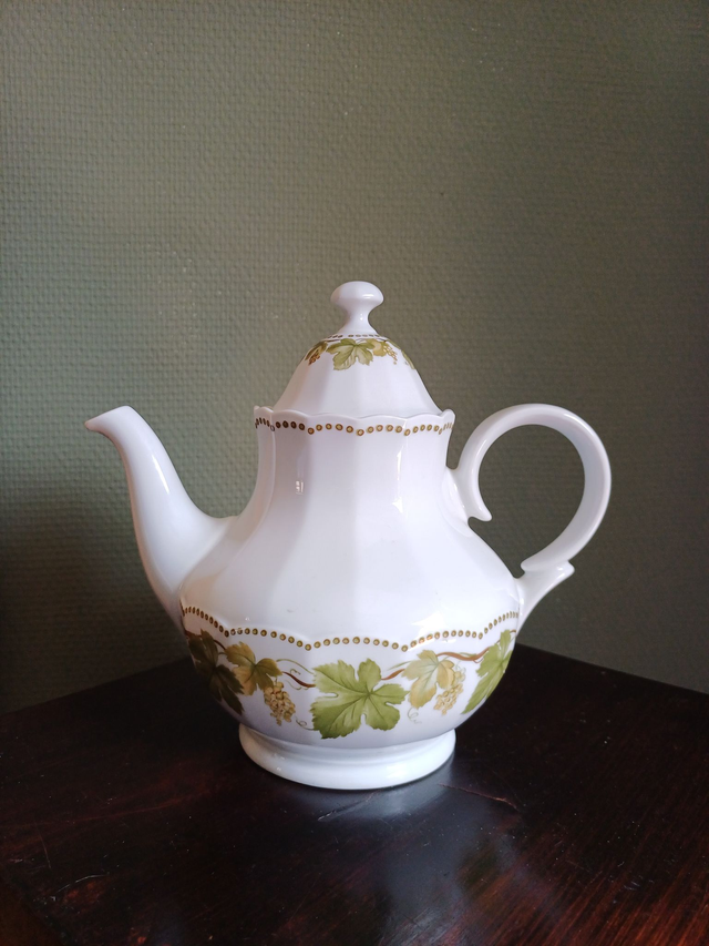 Eschenbach | Theepot (breedte 22 cm | hoogte 21 cm | diameter 14 cm) Geschulpte rand Groene en bruine wijnranken op pot en deksel | Vintage